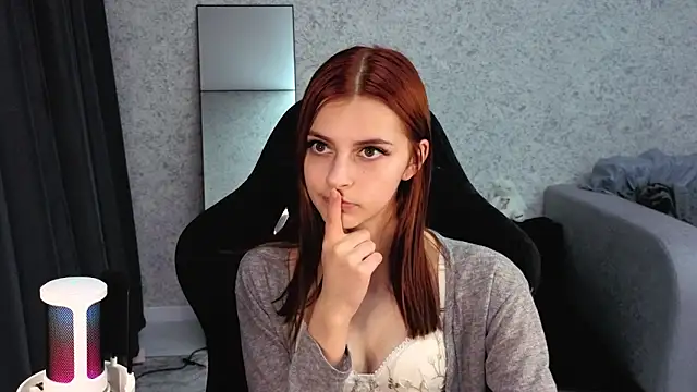 Snapshot of kitti_sweett chatting on 10.28.25 kitti sweett online show from 10.28.25