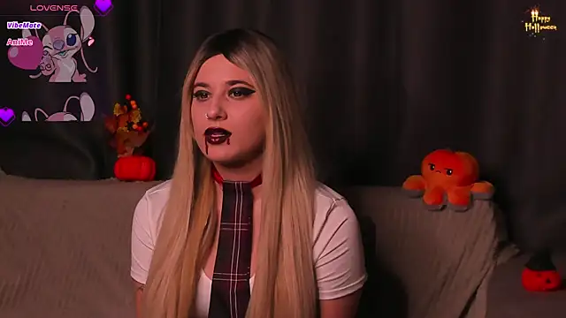 Snapshot of ShyBunny1 chatting on 10.23.25 ShyBunny1 online show from 10.23.25