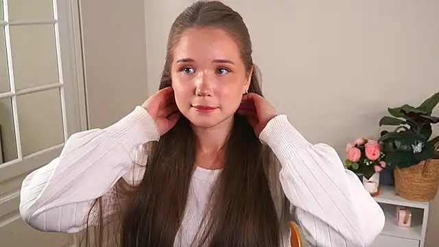 Snapshot of TiffanieYaish chatting on 10.14.25 TiffanieYaish online show from 10.14.25