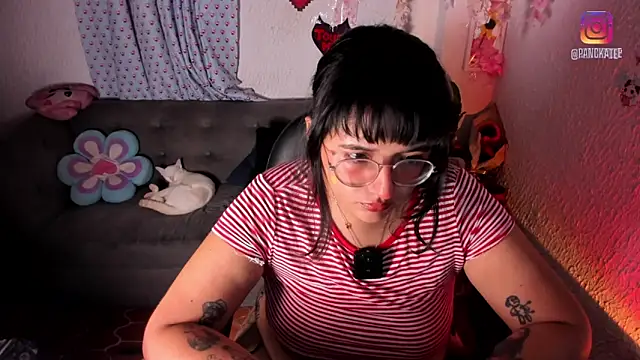 Snapshot of Emilycollei chatting on 04.23.26 Emilycollei online show from 04.23.26