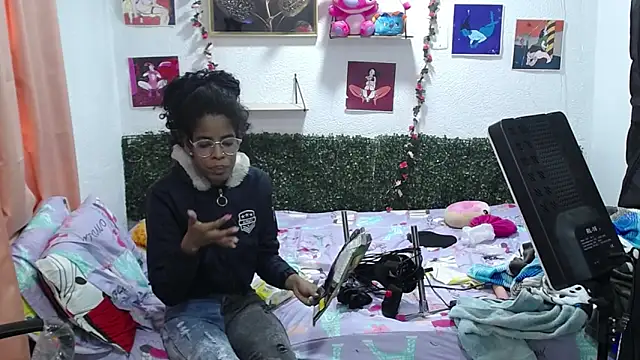 Snapshot of thianahorny chatting on 05.13.26 thianahorny online show from 05.13.26