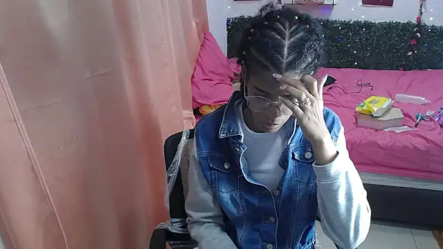 Snapshot of thianahorny chatting on 05.25.26 thianahorny online show from 05.25.26