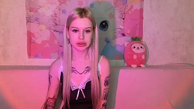 Snapshot of HoneyGold_ chatting on 11.21.25 HoneyGold online show from 11.21.25