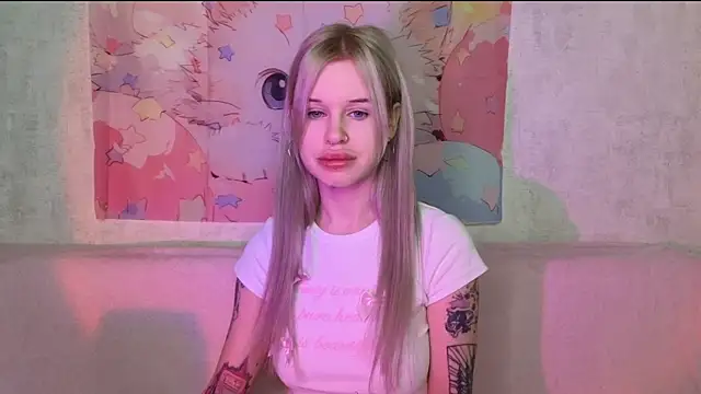 Snapshot of HoneyGold_ chatting on 11.30.25 HoneyGold online show from 11.30.25