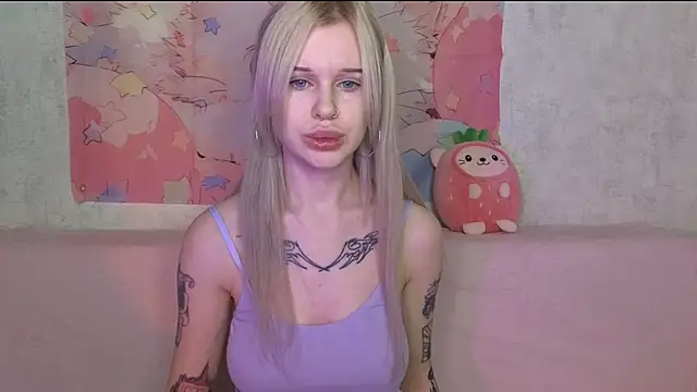 Snapshot of HoneyGold_ chatting on 12.14.25 HoneyGold online show from 12.14.25