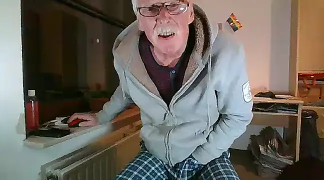 Snapshot of super-snoopy chatting on 12.15.24 super-snoopy online show from 12.15.24