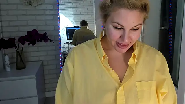Snapshot of Passion-Blondy chatting on 10.10.25 Passion-Blondy online show from 10.10.25