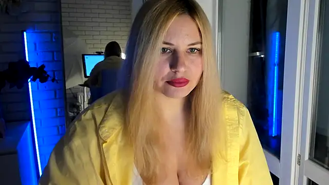 Snapshot of Passion-Blondy chatting on 10.15.25 Passion-Blondy online show from 10.15.25
