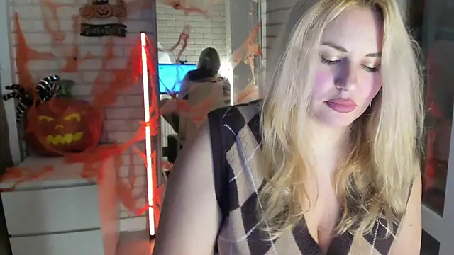 Snapshot of Passion-Blondy chatting on 10.22.25 Passion-Blondy online show from 10.22.25