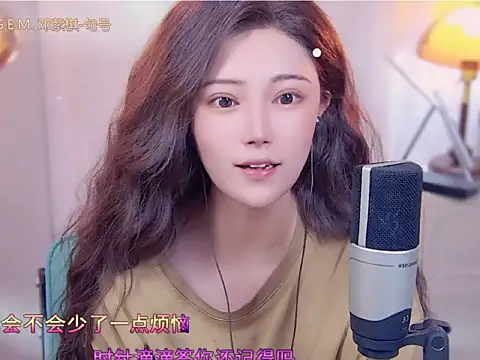 Snapshot of cherry-fa chatting on 10.10.25 cherry-fa online show from 10.10.25