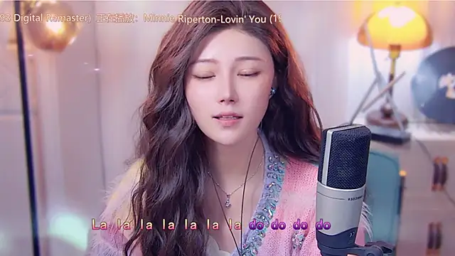 Snapshot of cherry-fa chatting on 10.14.25 cherry-fa online show from 10.14.25