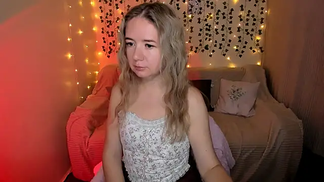 Snapshot of Evaa_Braunn chatting on 10.13.25 Evaa Braunn online show from 10.13.25