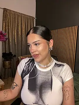 Snapshot of LoraShines chatting on 06.19.26 LoraShines online show from 06.19.26