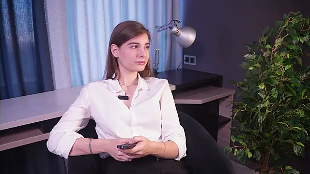 Snapshot of TwilaSanks chatting on 10.13.25 TwilaSanks online show from 10.13.25