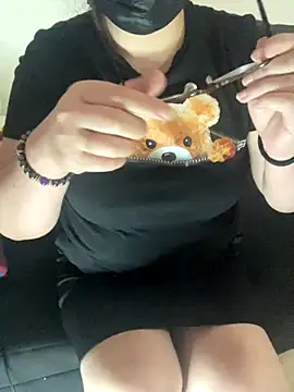 Snapshot of xx_miki_moon_xx chatting on 10.19.25 xx miki moon xx online show from 10.19.25