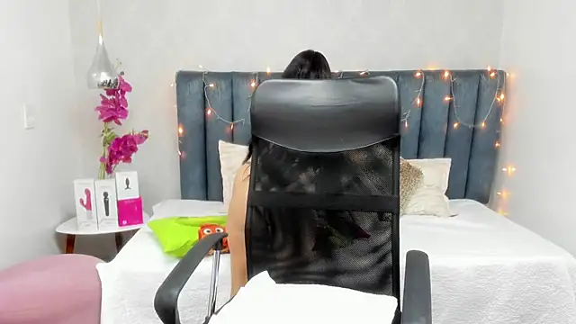 Snapshot of Sasha_Grace chatting on 12.16.25 Sasha Grace online show from 12.16.25