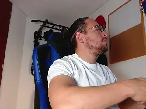 Snapshot of kurt_xx chatting on 10.10.25 kurt xx online show from 10.10.25