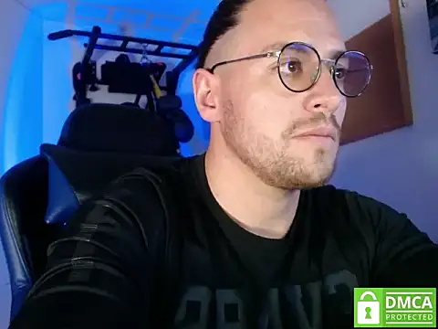 Snapshot of kurt_xx chatting on 10.12.25 kurt xx online show from 10.12.25