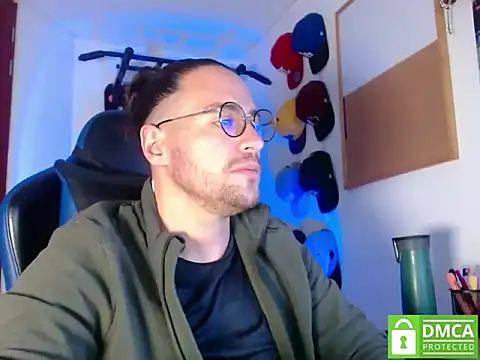 Snapshot of kurt_xx chatting on 10.14.25 kurt xx online show from 10.14.25