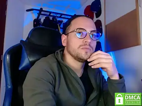 Snapshot of kurt_xx chatting on 10.28.25 kurt xx online show from 10.28.25