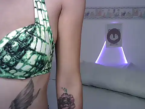 Snapshot of sharonnatasha chatting on 10.20.25 sharonnatasha online show from 10.20.25