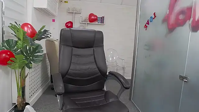 Snapshot of YaraXCox chatting on 02.13.26 YaraXCox online show from 02.13.26