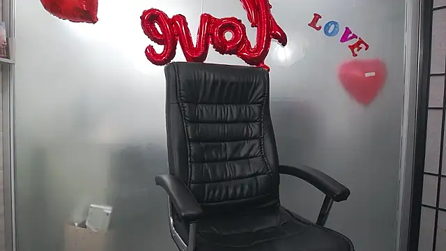 Snapshot of YaraXCox chatting on 02.14.26 YaraXCox online show from 02.14.26