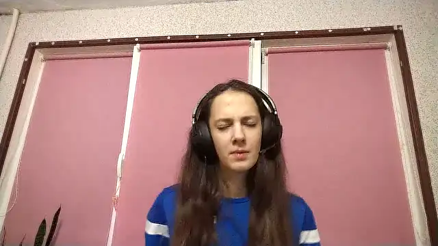 Snapshot of DominiqueFarria chatting on 10.16.25 DominiqueFarria online show from 10.16.25