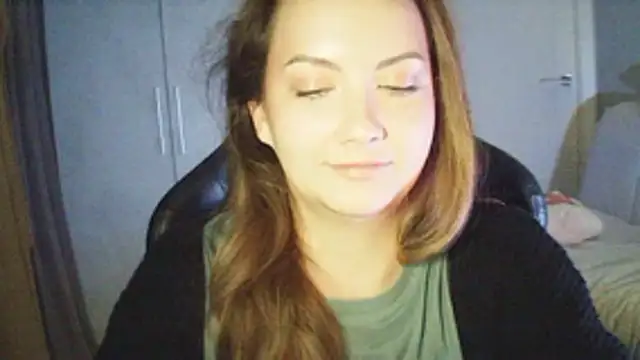 Snapshot of MoodieMira chatting on 04.12.26 MoodieMira online show from 04.12.26