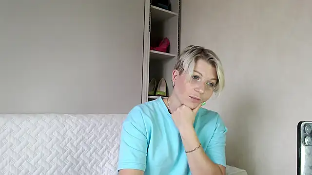 Snapshot of BellaStrong_ chatting on 10.15.25 BellaStrong online show from 10.15.25