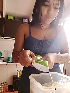 Snapshot of Valen_russo chatting on 10.30.25 Valen russo online show from 10.30.25