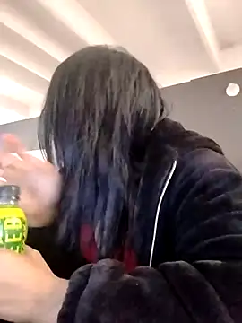 Snapshot of Valen_russo chatting on 10.31.25 Valen russo online show from 10.31.25