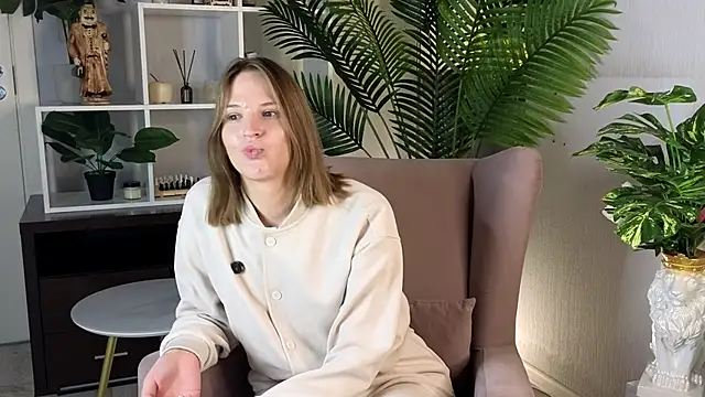 Snapshot of TainaPorep chatting on 10.11.25 TainaPorep online show from 10.11.25