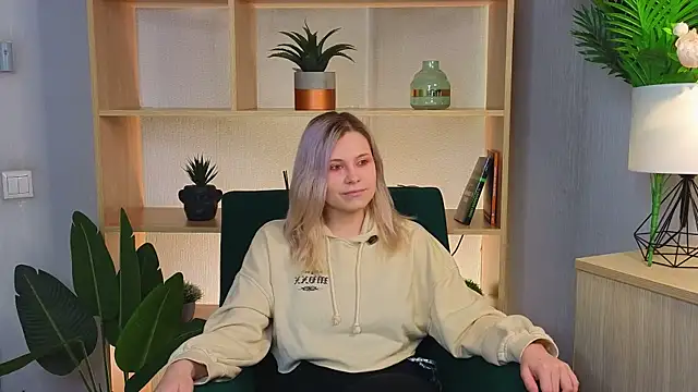 Snapshot of GeorginaPulgarin chatting on 10.11.25 GeorginaPulgarin online show from 10.11.25