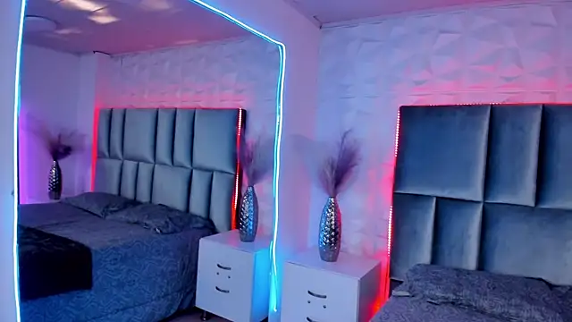 HollyPeach online show from 01.12.26