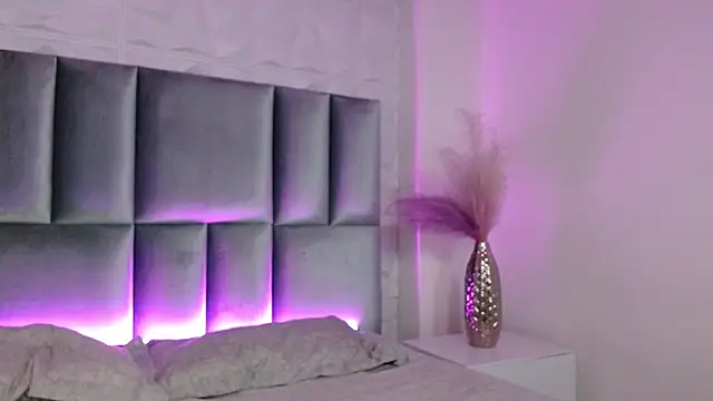 HollyPeach online show from 05.10.26