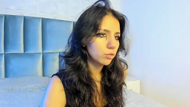 HollyPeach online show from 05.11.26