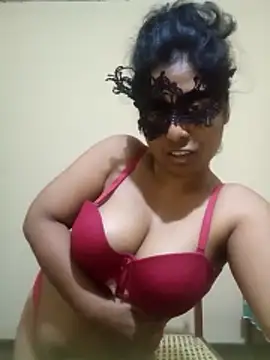 Expose Queen online show from 12.14.25