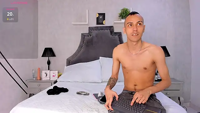 DerryAndIzzy online show from 10.31.25