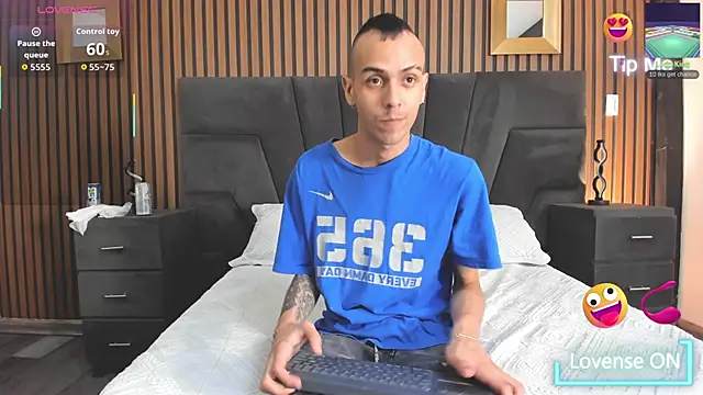 DerryAndIzzy online show from 11.12.25