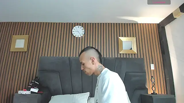 DerryAndIzzy online show from 11.13.25