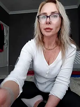 Snapshot of ElenabonyX chatting on 01.10.26 ElenabonyX online show from 01.10.26