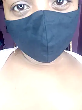 Snapshot of Chumu-quien chatting on 10.29.25 Chumu-quien online show from 10.29.25