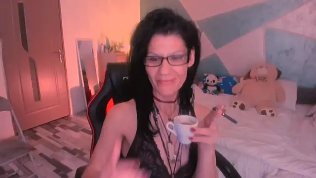 Snapshot of SweetSin40 chatting on 05.18.26 SweetSin40 online show from 05.18.26