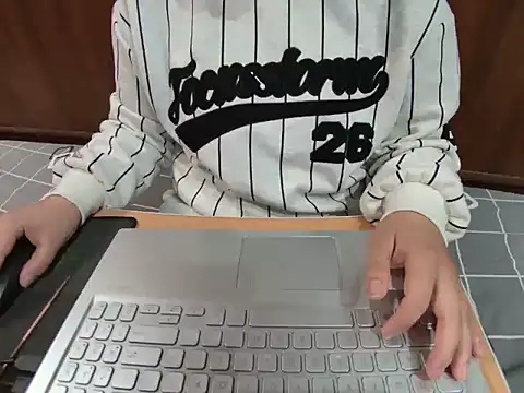 Hanna Mina online show from 12.17.25