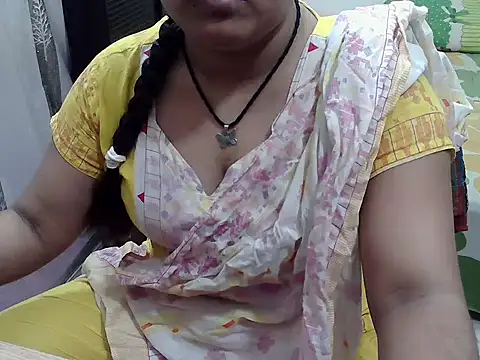 Snapshot of SexyRani2000 chatting on 10.21.25 SexyRani2000 online show from 10.21.25