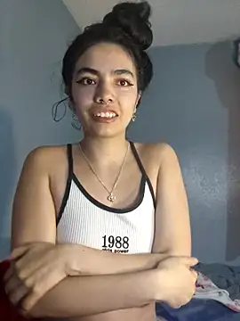 Snapshot of Sofia_Rodriguez8 chatting on 10.15.25 Sofia Rodriguez8 online show from 10.15.25
