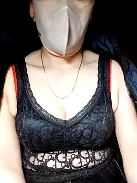 YiyinLy online show from 11.05.25