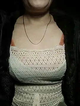 YiyinLy online show from 12.16.25