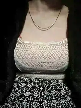 YiyinLy online show from 12.17.25